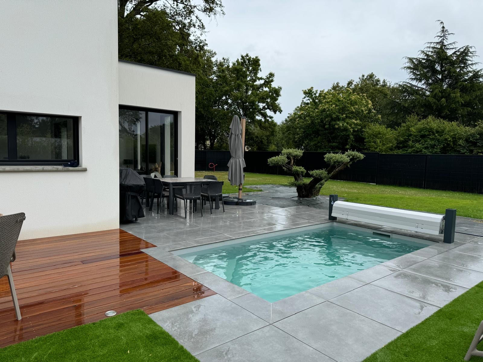 Piscine béton familiale avec terrasse
