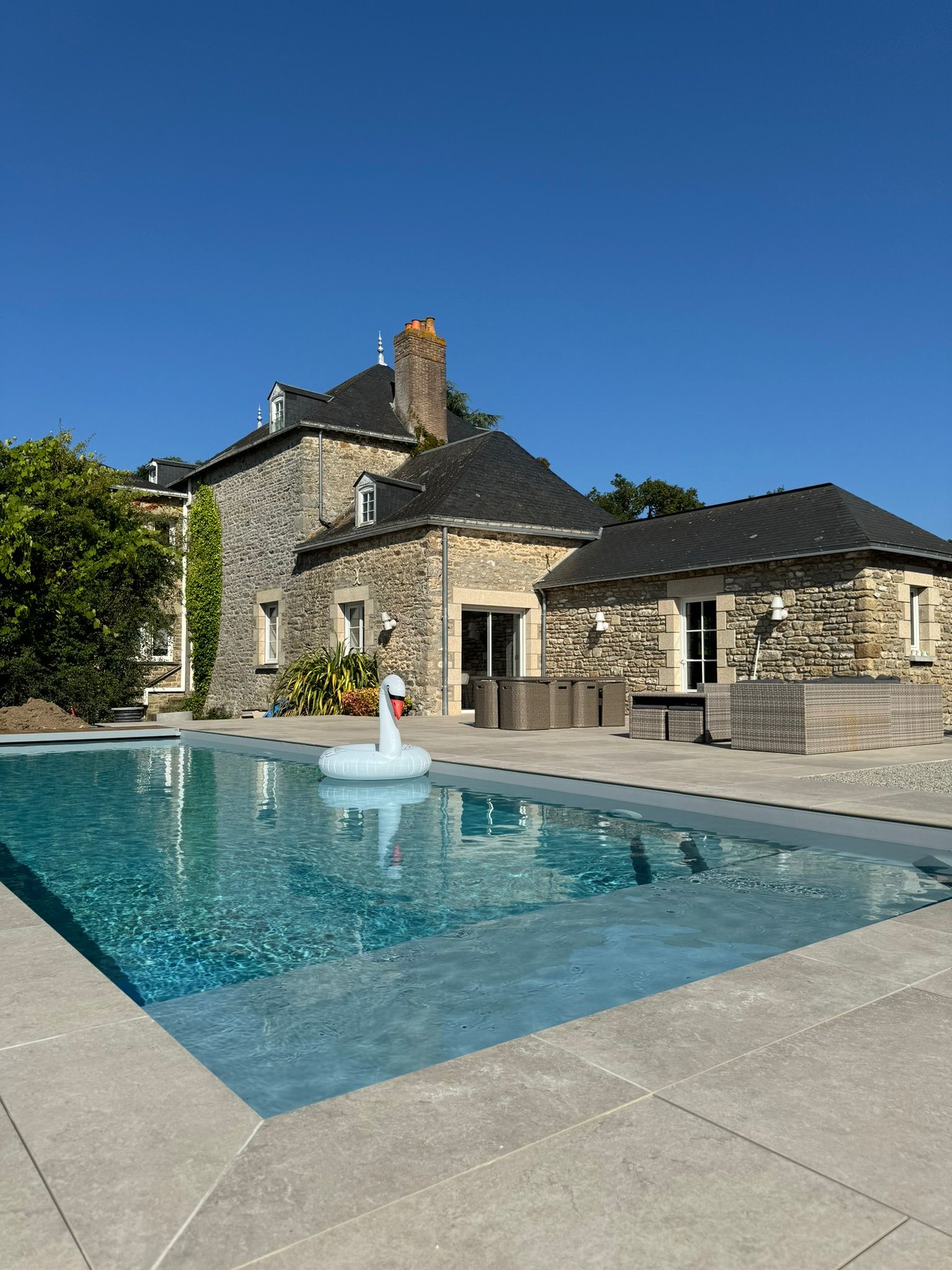 Piscine béton avec débordement