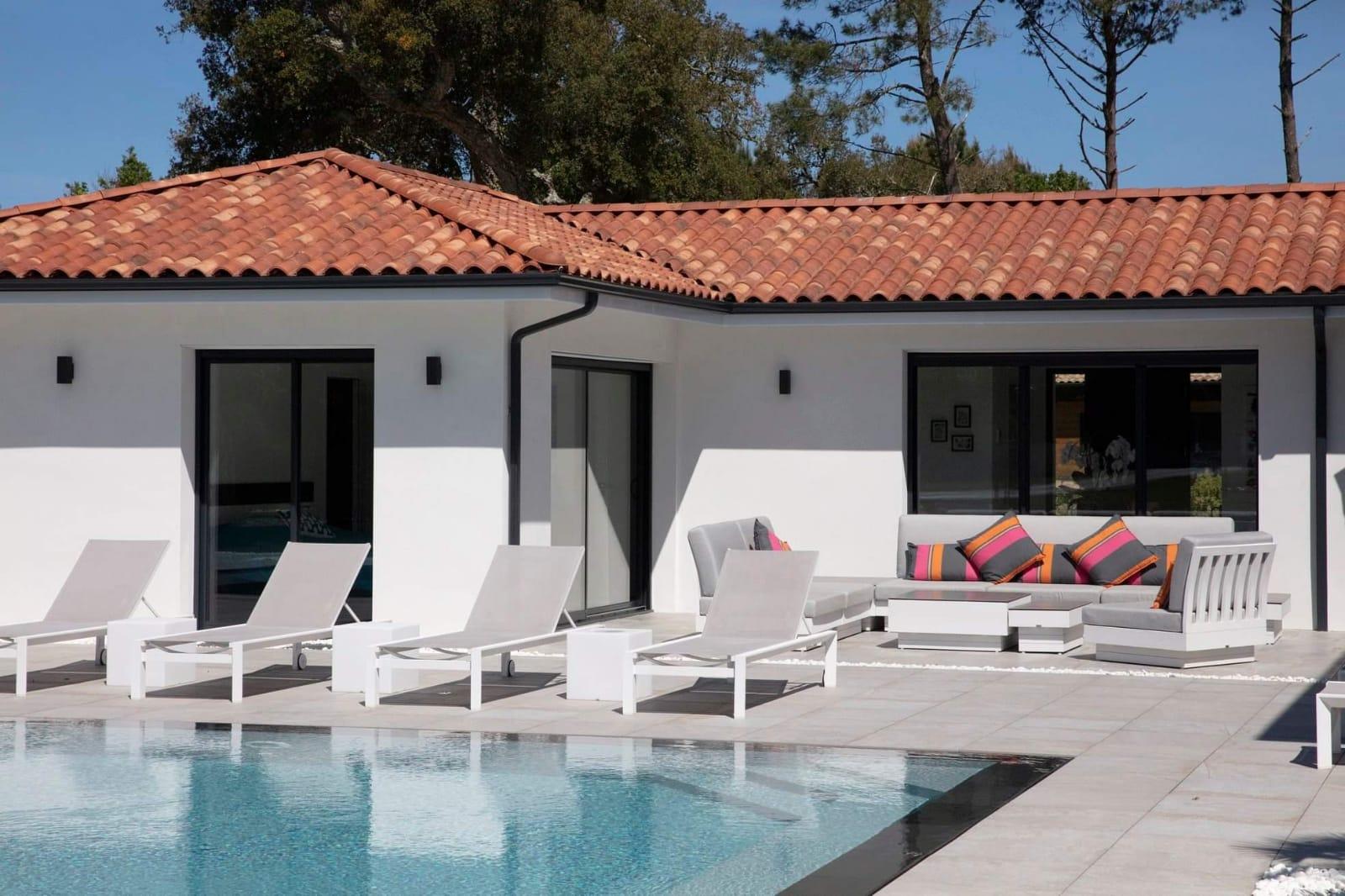 Piscine coque avec plage immergée